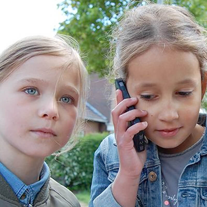 foto van twee meisjes die buiten aan het bellen zijn met een geheim agent voor een misdaadspel