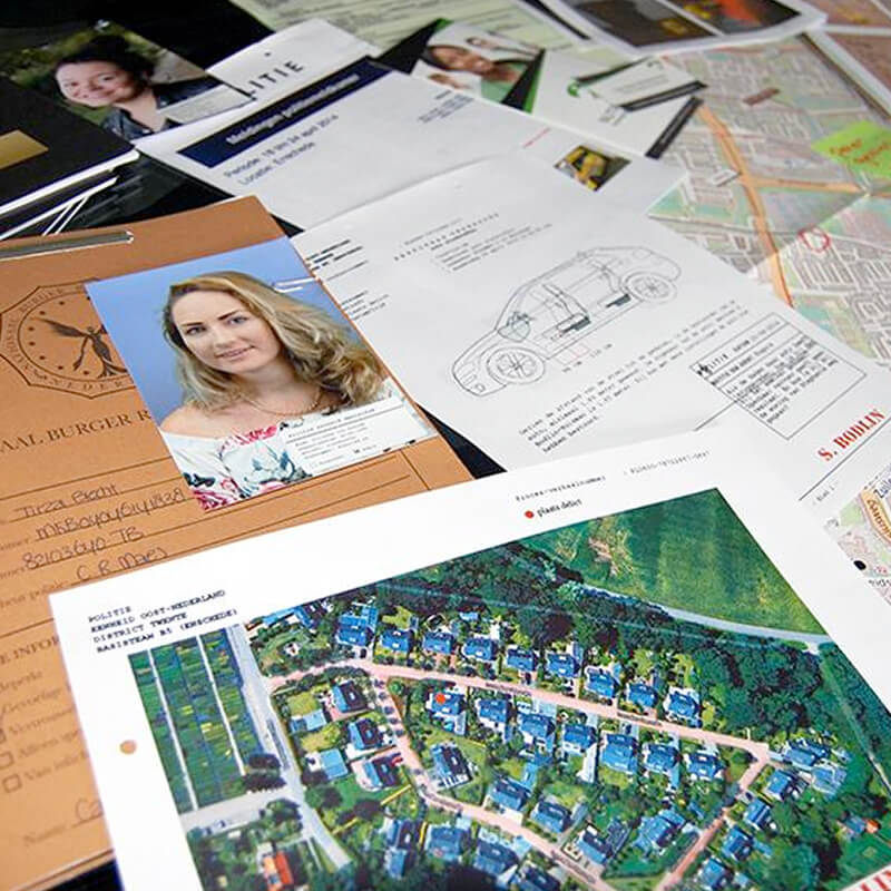 foto van een plattegrond en dossiermaterialen uit een politiedossier voor een moordspel thuis